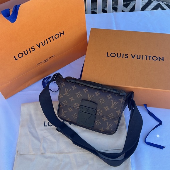 Louis Vuitton men’s cross body bag. S Lock -Sling. Neiman Marcus 2022. - Picture 12 of 16